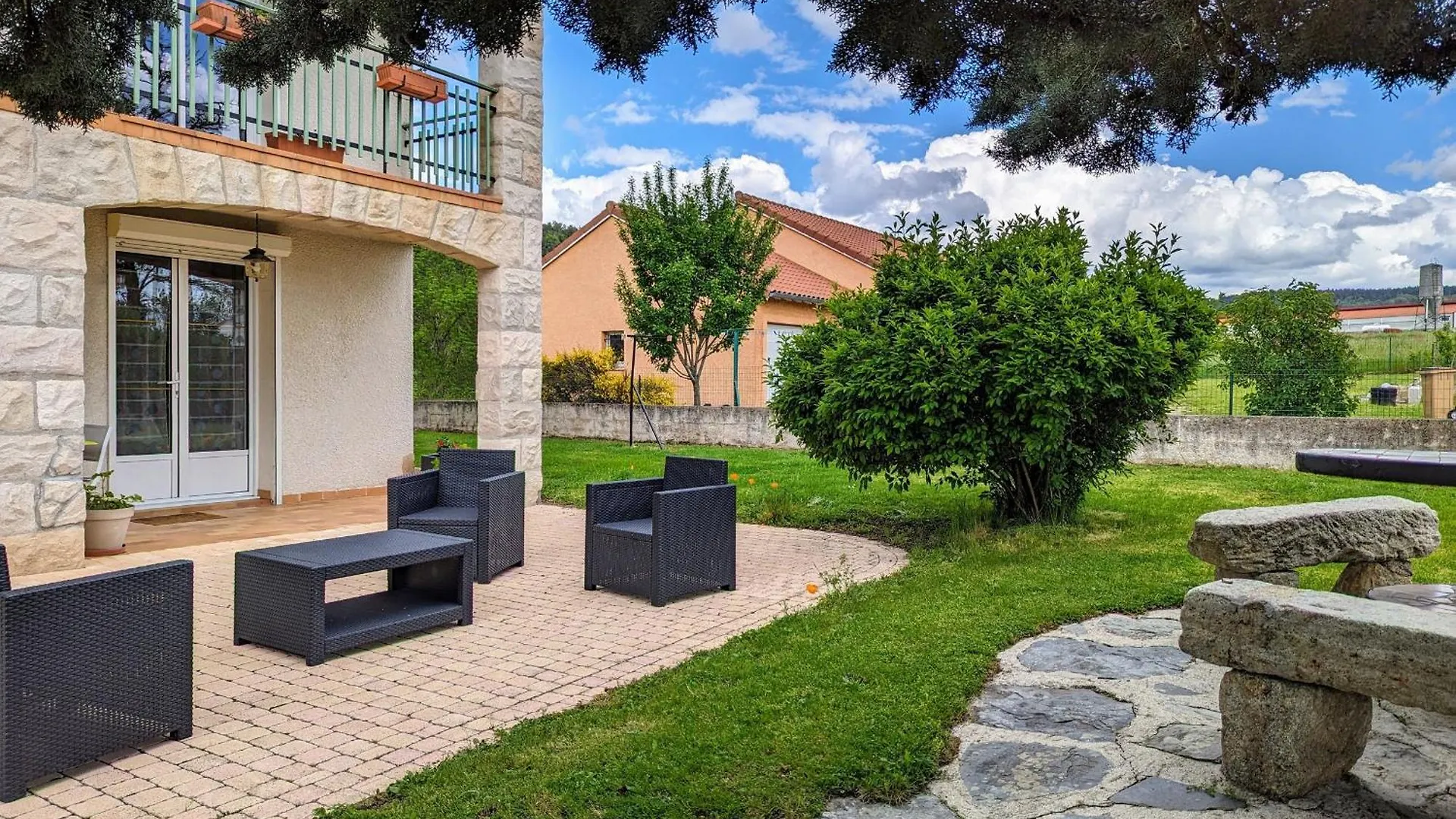 Appartement Spacieux Avec Jardin Privatif, Proche Du Puy-En-Velay Et D\'Un Golf, Wifi Inclus - Fr-1-582-286 contacts